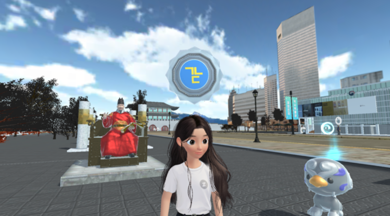 La foto muestra el avatar de la reportera honoraria de Korea.net Ilse Díaz recorriendo la plaza Gwanghwamun. En la foto también aparece Haetae, una criatura mítica coreana. 