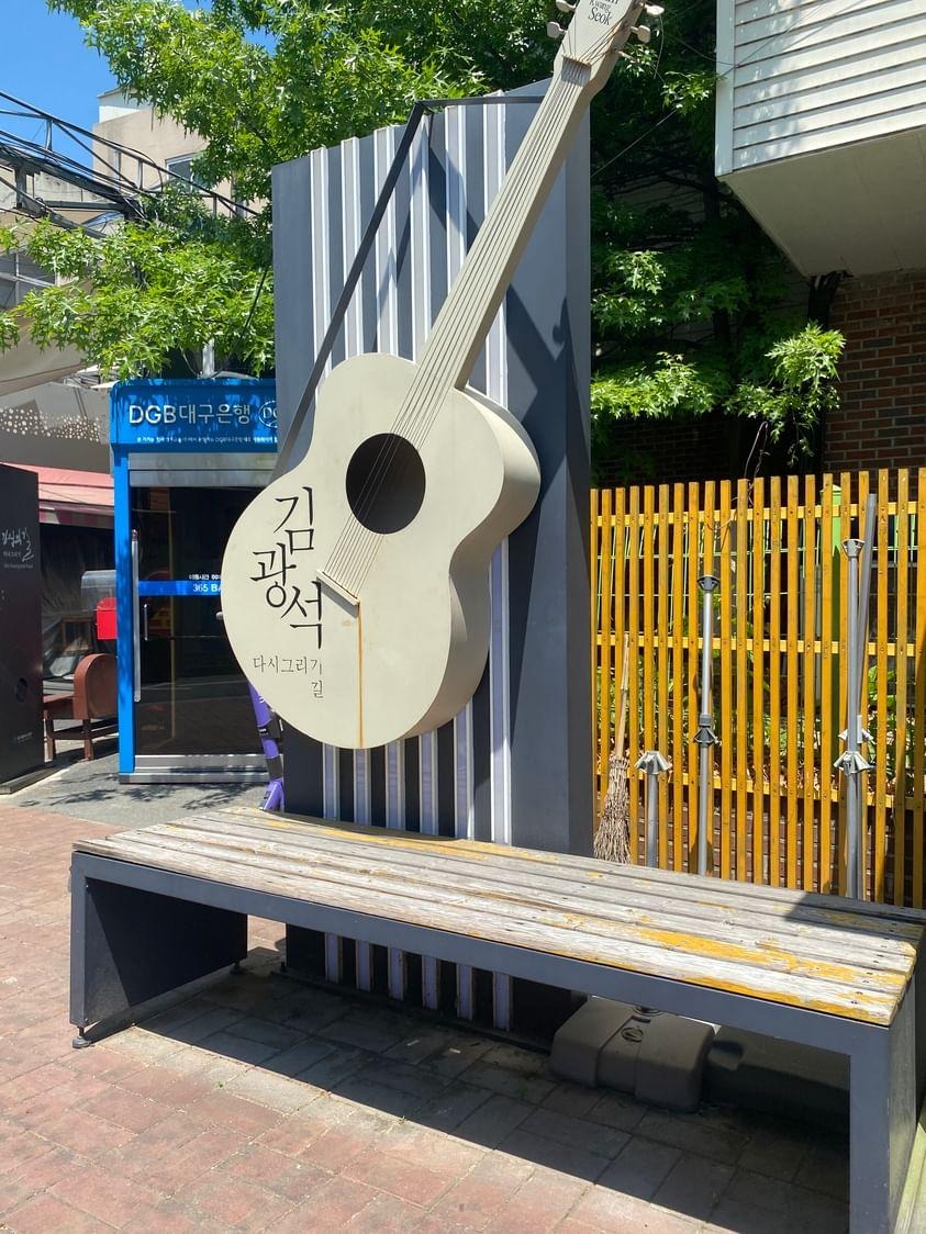 Guitare portant le nom de Kim Kwang Seok, à Daegu. © Pauline Legaillard