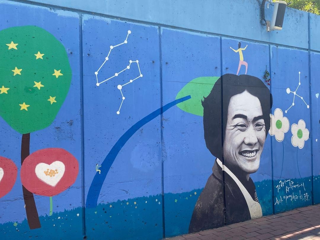 Kim Kwang Seok immortalisé sur un mur de sa ville natale Daegu. © Pauline Legaillard