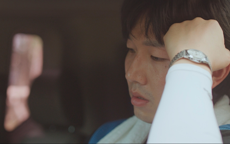 En una escena del cortometraje 'Returns', el protagonista Jun-hyeok sumerge en su pensamiento.