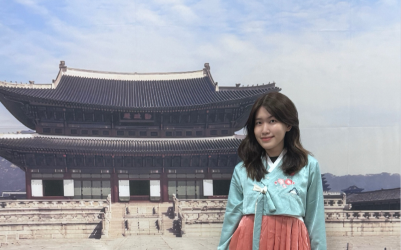 Mặc Hanbok và chụp ảnh cùng phông nền cung điện Gyeongbokgung là một trải nghiệm đáng nhớ khi tham gia sự kiện lần này. (Ảnh: Nguyễn Lâm Mỹ Duyên)