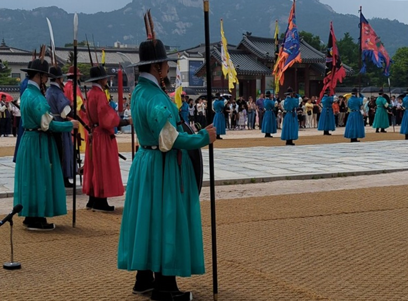 La foto muestra la Ceremonia del Cambio de Guardia Real realizada frente del palacio Gyeongbokg