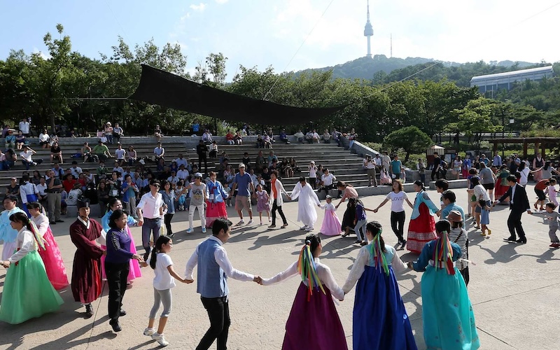 Ganggangsullae (강강술래) ein traditioneller, ritueller koreanischer Chuseok-Tanz mit Gesang. ⓒ Flickr-Account von Korea.net