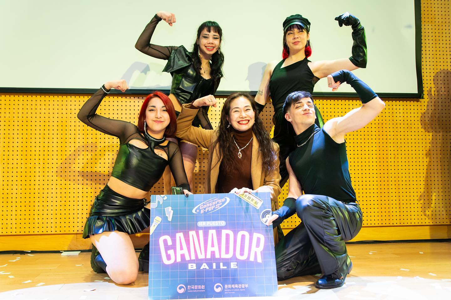 Los ganadores del Concurso K-POP Argentina 2024 celebran su victoria con la directora del CCC en Argentina. | Centro Cultural Coreano en Argentina
