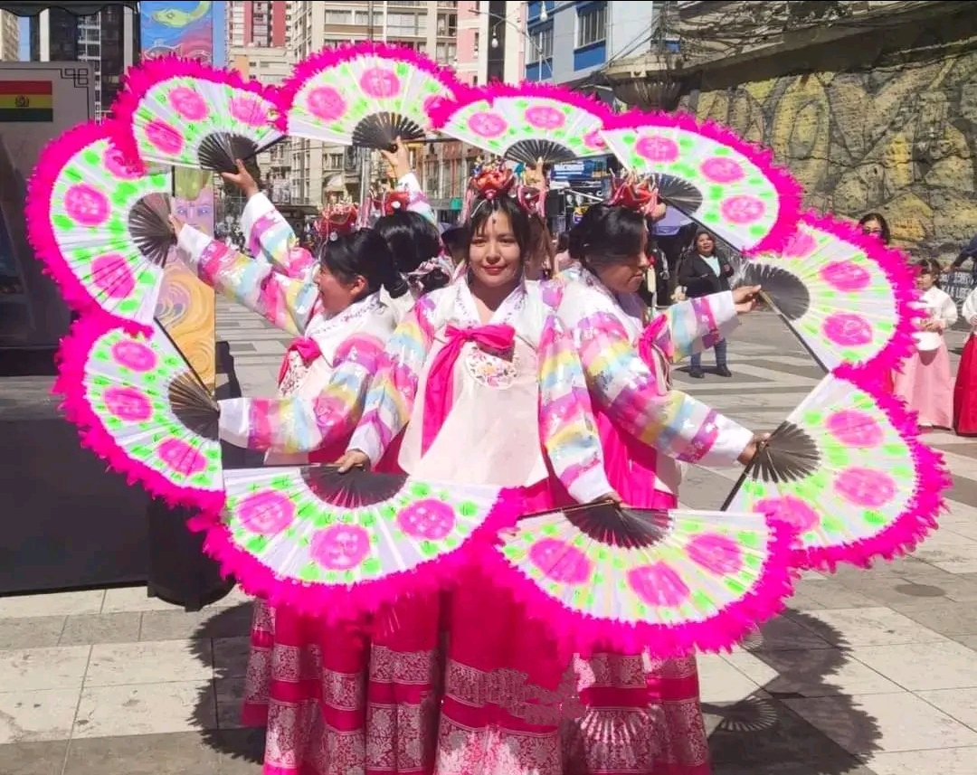 Baile de abanicos buchaechum interpretado por elenco del Instituto Rey Sejong La Paz