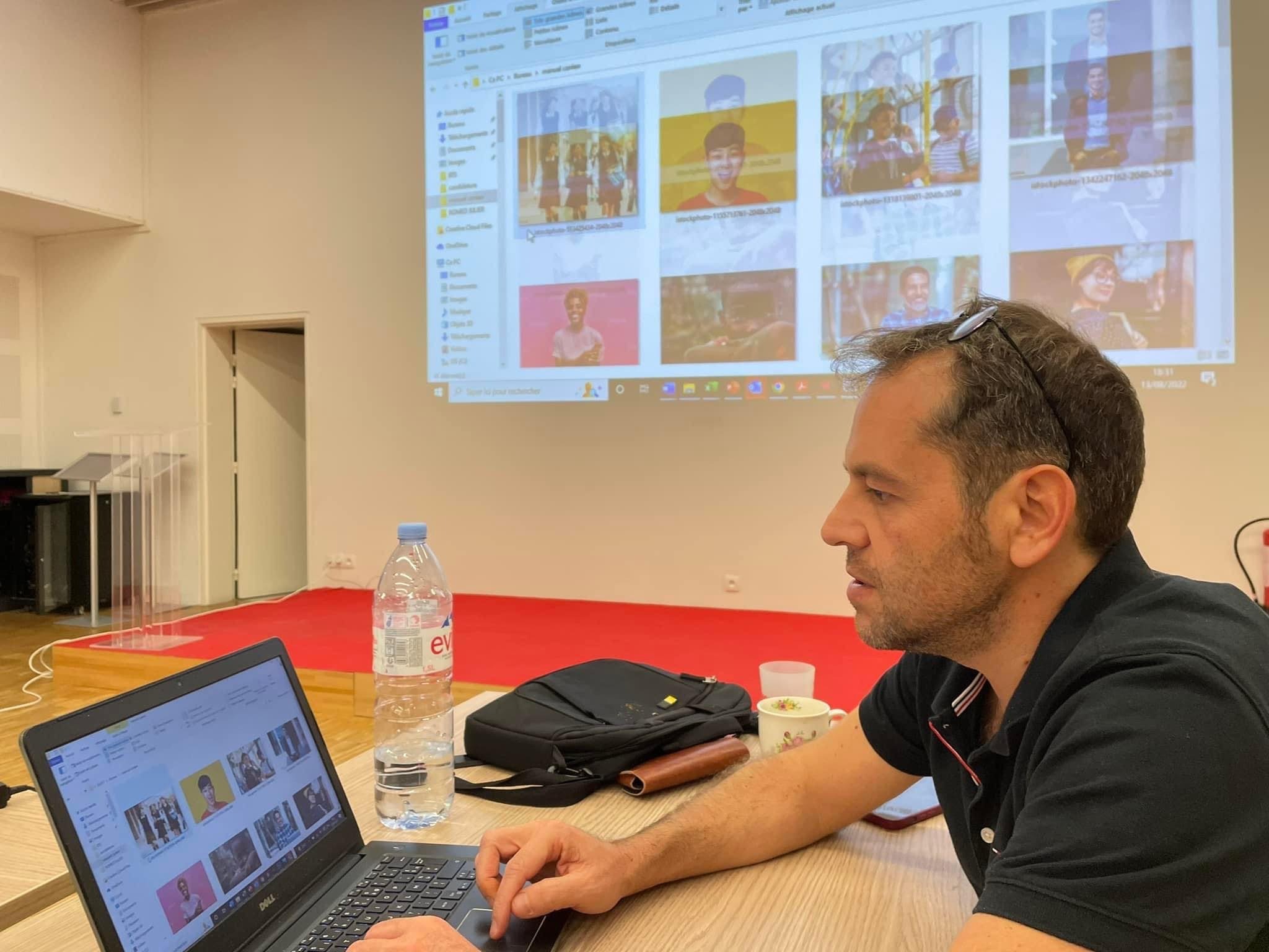 Giovanni Picci, rédacteur en chef, travaille avec l'équipe pédagogique à la finalisation du manuel. © Sun-ju Bully Noh