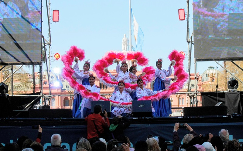 El 15 de septiembre (hora local), el grupo Ballet Kukakwon realiza una presentación de buchaechum (la danza de los abanicos), durante la celebración 'Colectividades en la Ciudad', en la Ciudad de Buenos Aires. 