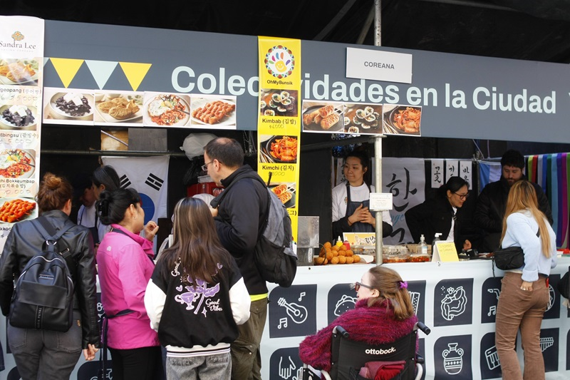 La foto, tomada el 15 de septiembre, muestra a los turistas disfrutando de los platillos coreanos durante la celebración 'Colectividades en la Ciudad', en la Avenida de Mayo, entre Bolívar y Bernardo de Yrigoyen, en la Ciudad de Buenos Aires. 