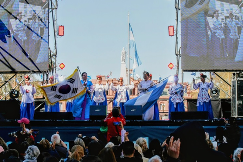 El 15 de septiembre (hora local), la comunidad coreana realiza una presentación para mostrar la riqueza cultural de su país, durante la celebración 'Colectividades en la Ciudad', que tuvo lugar en la Avenida de Mayo, en la Ciudad de Buenos Aires, Argentina.