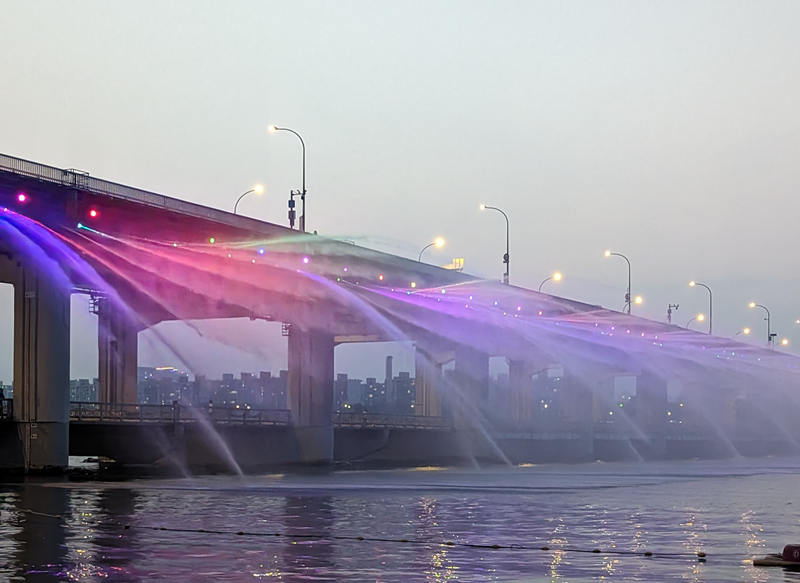 La foto muestra el Puente Banpo iluminado. 