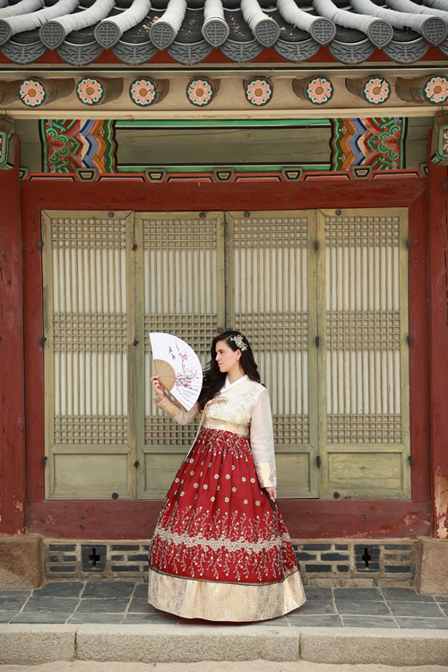 La reportera honoraria de Korea.net Ilse Díaz se toma una foto en el palacio Gyeongbokgung, portando el hanbok (traje tradicional coreano). 