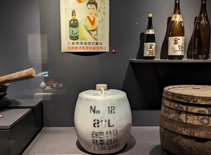 La foto muestra el calendario promocional de un tipo de soju y botellas de cheongju (vino de arroz), ofrecido durante el charye (rito ancestral) en el Chuseok. 