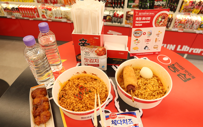 La foto, tomada el 18 de marzo, muestra dos variedades de ramyeon acompañado de diferentes guarniciones como huevos, kimchi, queso en rodajas, y banderillas coreanas, ofrecidos en la tienda de conveniencia de la cadena CU 'Biblioteca de Ramyun', ubicada en el barrio de Seogyo-dong, en el distrito de Mapo-gu, en Seúl. | Angie Hong, Korea.net DB