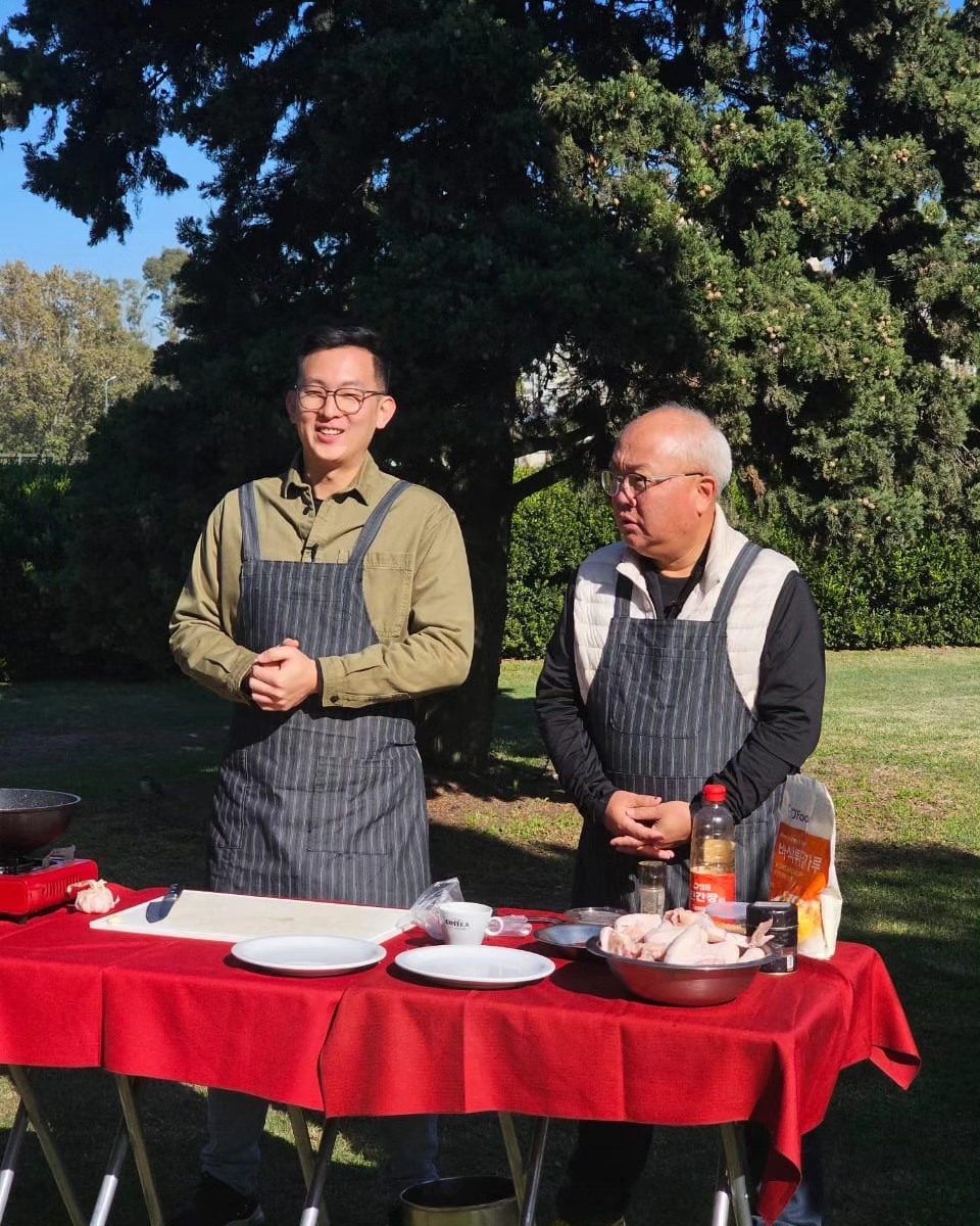 El Tío y el Sobrino durante el programa en su momento de preparación de una receta coreana.