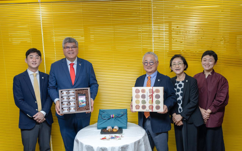 El embajador de Costa Rica en Corea, Jorge Enrique Valerio Hernández, y el presidente de Sungsimdang, Lim Yeong Jin,  junto con el personal de la embajada costarricense y la panadería coreana, posan con el set de Han-Co Manju.