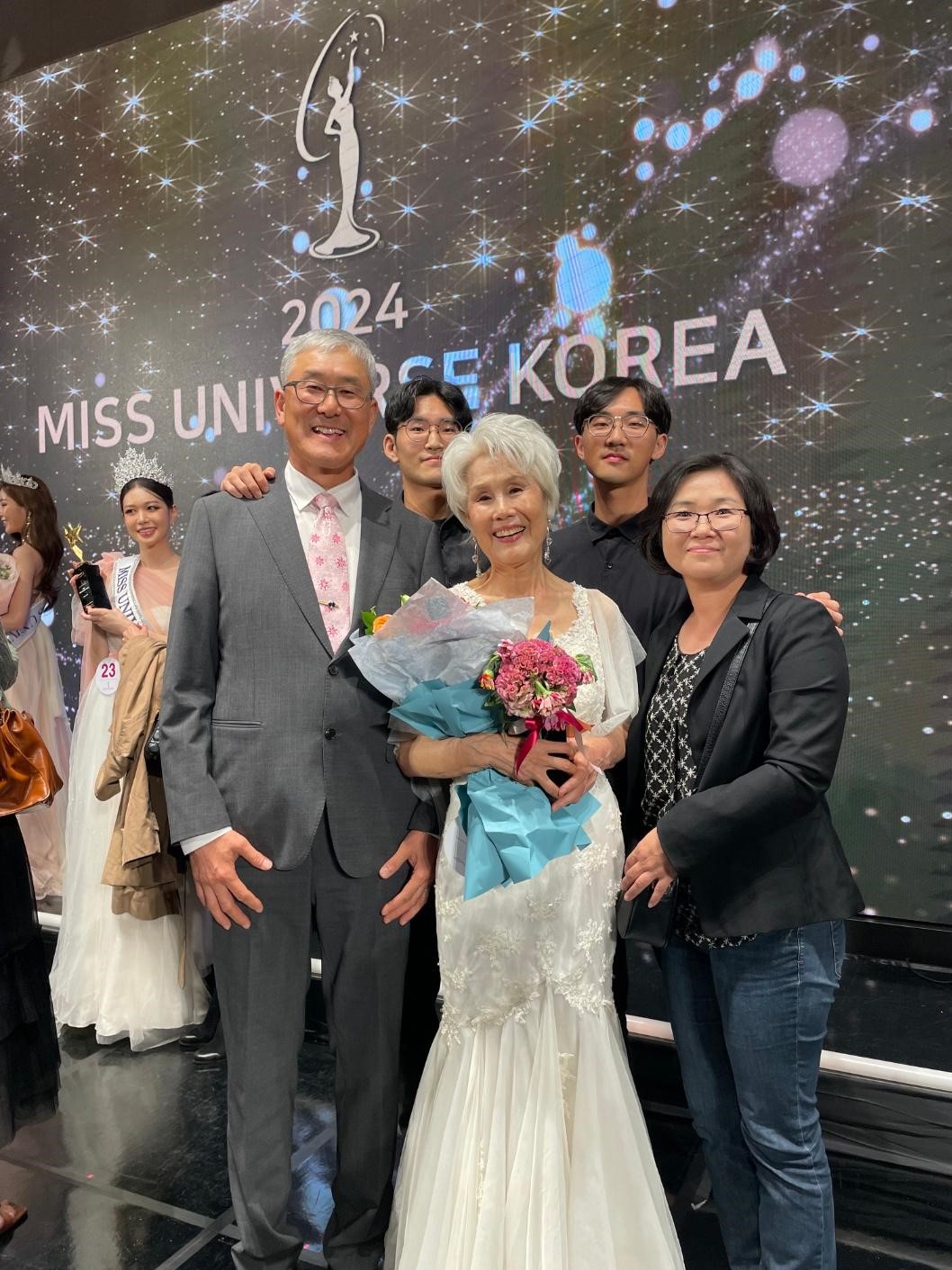 Choi Soon-hwa félicitée pour sa participation à Miss Univers Korea 2024@Yang Sun Mook