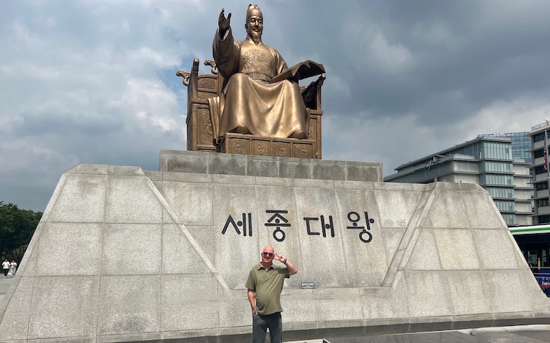 In Seoul ein Besuch am Denkmal von König Sejong der Große - Erfinder des koreanischen Alphabets Hangeul.