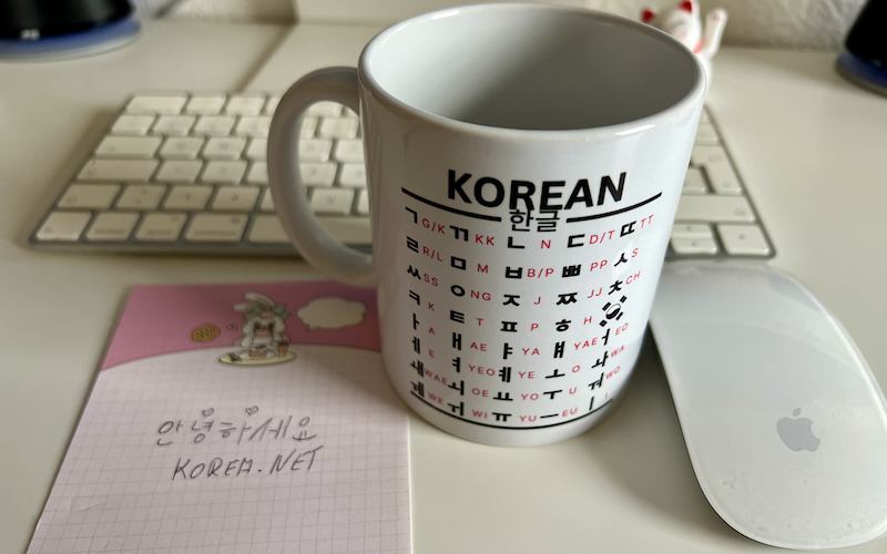 Seit vielen Jahren sehe ich jeden Tag beim Arbeiten auch das koreanische Alphabet Hangeul auf meiner Lieblingstasse.