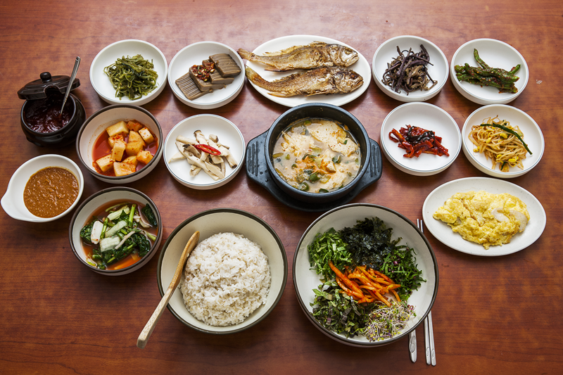 La foto muestra como se sirve el arroz junto con los banchan (variedad de platos) en Corea. | Iclickart *[La reproducción y redistribución no autorizada de la foto de arriba está estrictamente prohibida por las leyes y regulaciones de derechos de autor.] 