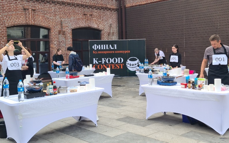 Финалисты кулинарного конкурса «K-FOOD CONTEST» готовятся к решающей битве. / Фото: Юлия Епифанова