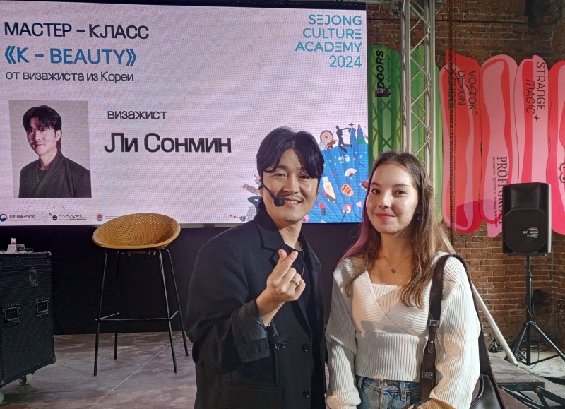 Волонтер K-FESTIVAL Александра Краснок и визажист Ли Сонмин на мастер-классе «K-BEAUTY» 6 октября. / Фото: Александра Краснок