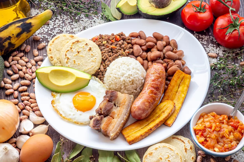 La foto muestra la 'Bandeja paisa', uno de los platos típicos de Colombia. | Damián Serrano, Bon Viveur