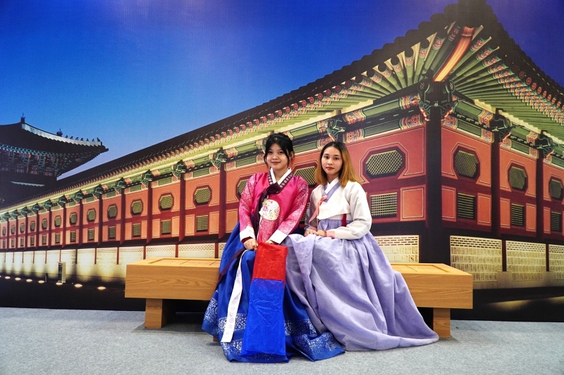 Cùng bạn bè thử Hanbok và hóa trang thành những cô gái trong cung điện Hàn Quốc. (Ảnh: Lê Thị Yến)