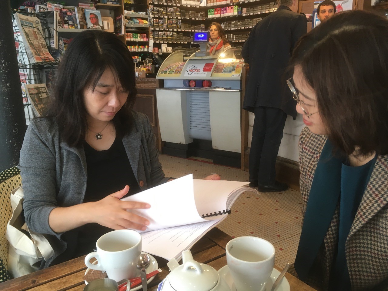 Han Kang travaillant dans un café du 14e à Paris. © Pierre Bisiou