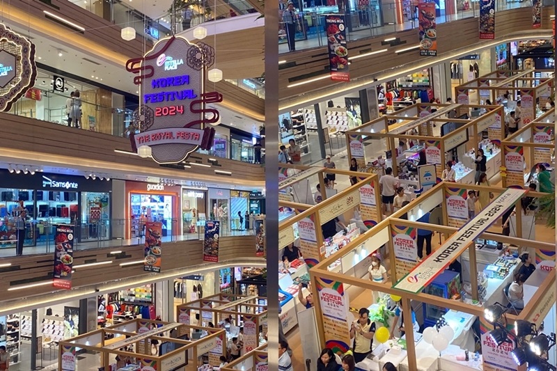 Toàn cảnh sự kiện tại sảnh tầng 1 của Trung tâm thương mại Estella Place, với các gian hàng trưng bày đa dạng lối cuốn du khách tham quan. (Ảnh: Phạm Thị Hà Phương)