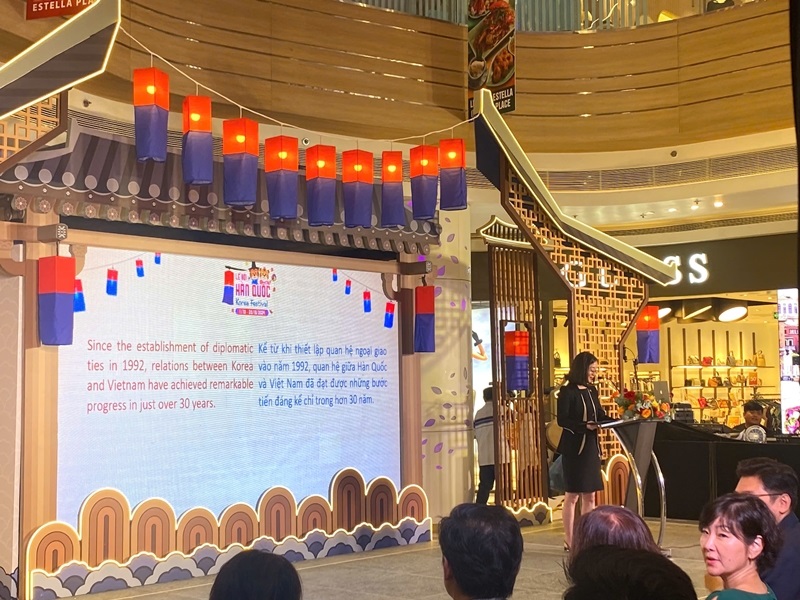 Bà Jung Ga-yeon - Phó tổng lãnh sự, Tổng lãnh sự quán Hàn Quốc tại TP. Hồ Chí Minh, cũng đã phát biểu tại buổi lễ khai mạc lễ hội. (Ảnh: Phạm Thị Hà Phương)