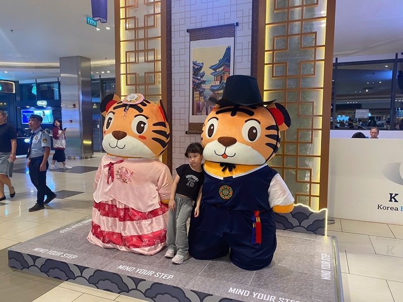 Khu vực đặt linh vật của lễ hội - hai chú hổ khoác Hanbok (trang phục truyền thống Hàn Quốc) - là một trong địa điểm chụp hình check-in yêu thích của các vị khách tham quan. (Ảnh: Phạm Thị Hà Phương)