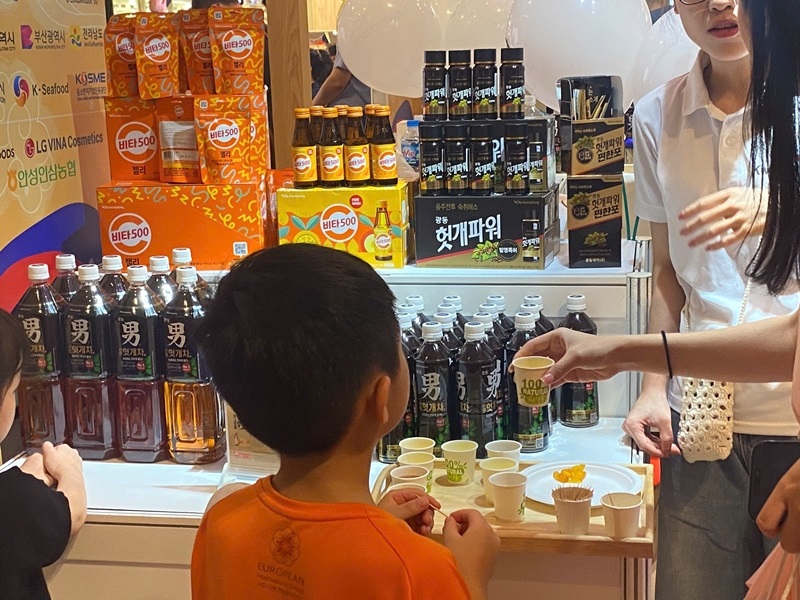 Không chỉ người lớn thích thú với các hoạt động và không gian trưng bày sản phẩm tại sự kiện mà các em bé cũng tìm thấy nhiều niềm vui khi khám phá, vui chơi tại đây. (Ảnh: Phạm Thị Hà Phương)