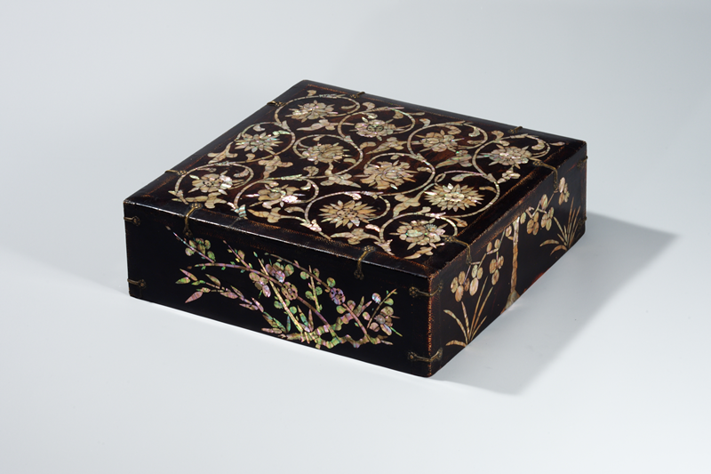 Caja decorada con nácar con patrones de crisantemo, peonía, flores de ciruelo y bambú. | Museo Nacional de Corea