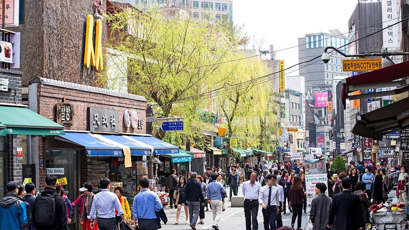 La foto muestra la calle principal del barrio Insadong, en el distrito de Jongno-gu, en Seúl. | Organización de Turismo de Corea