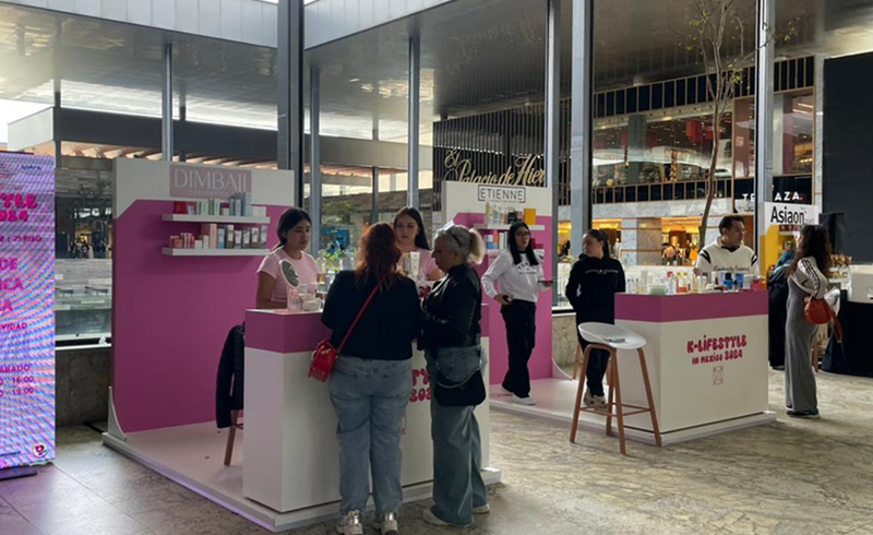 Los visitantes recorren los puestos de productos cosméticos de 'K-Lifestyle in México 2024'. | Mariana Terrazas 