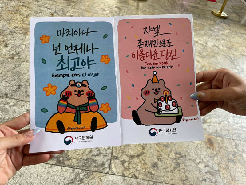 La foto muestra algunas tarjetas personalizadas que contienen mensajes en coreano. 