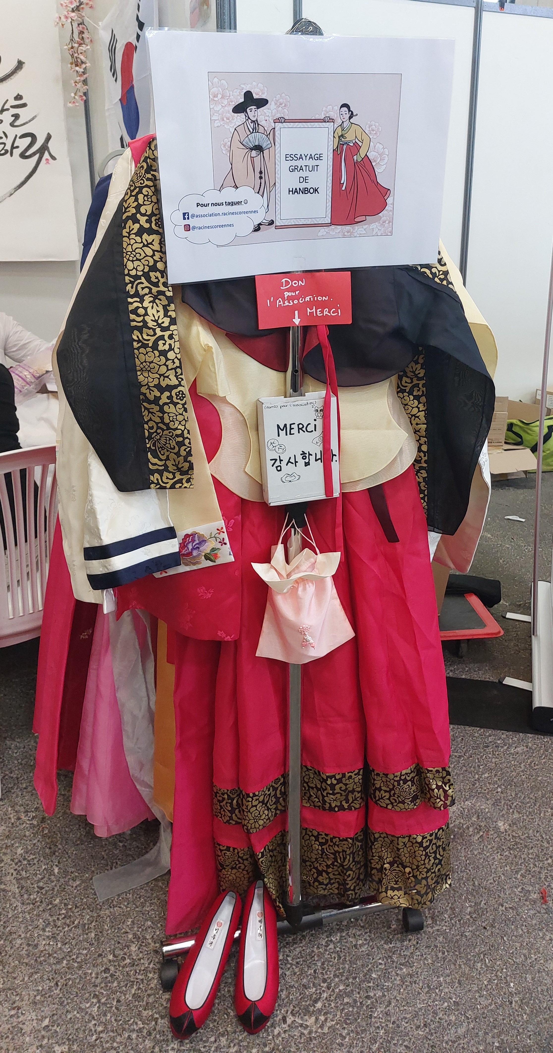 Essayage gratuit de hanboks sur le stand de l'association Racines Coréennes. © Emmanuelle Fourneyron