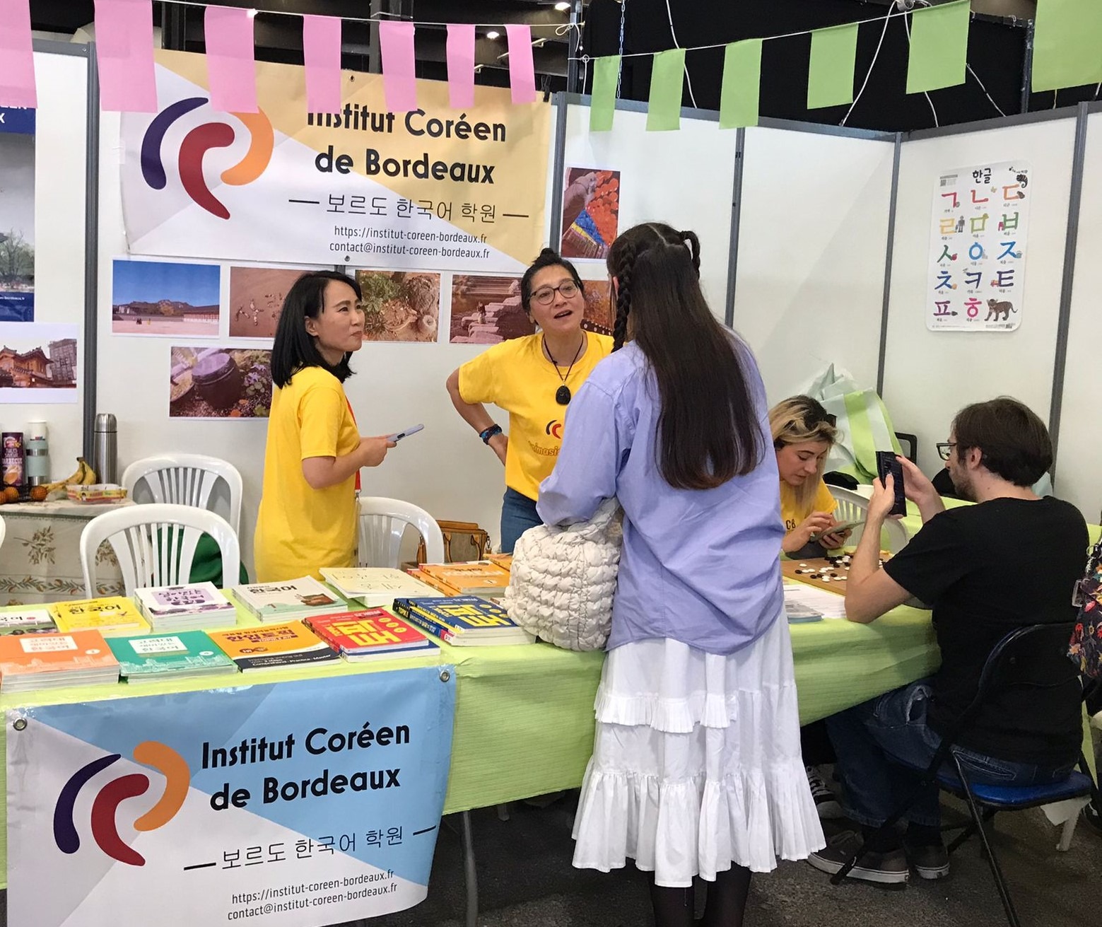 Le stand de l'Institut coréen de Bordeaux, qui enseigne la langue coréenne, le hangeul. © Stéphanie Müller