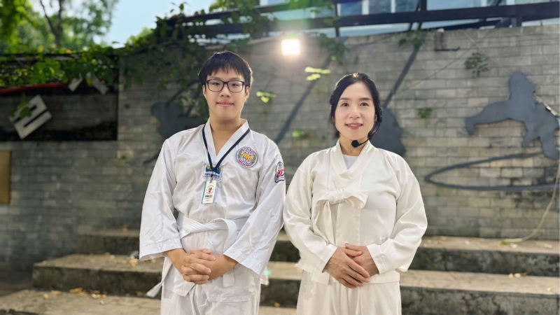 Phóng viên danh dự Korea.net chụp hình lưu niệm cùng với Lee Hyun Ki tại buổi phỏng vấn. (Ảnh: Hoàng Xuân Tùng)