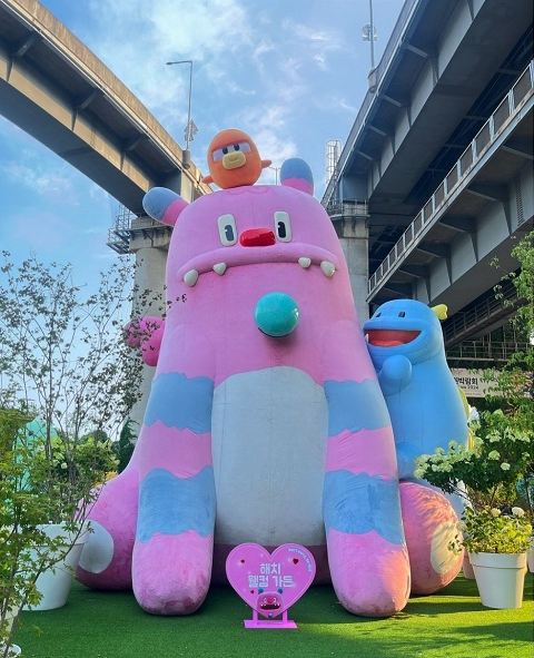 La foto muestra un muñeco gigante de Hechi instalado en el Parque Ttukseom, ubicado en el río Han, un lugar ideal para disfrutar de la tranquilidad y la naturaleza. | Mariana Terrazas 