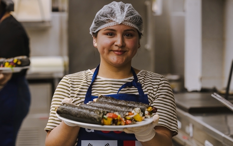 Yoscy Hurtado con su plato durante el concurso de gastronomía coreana