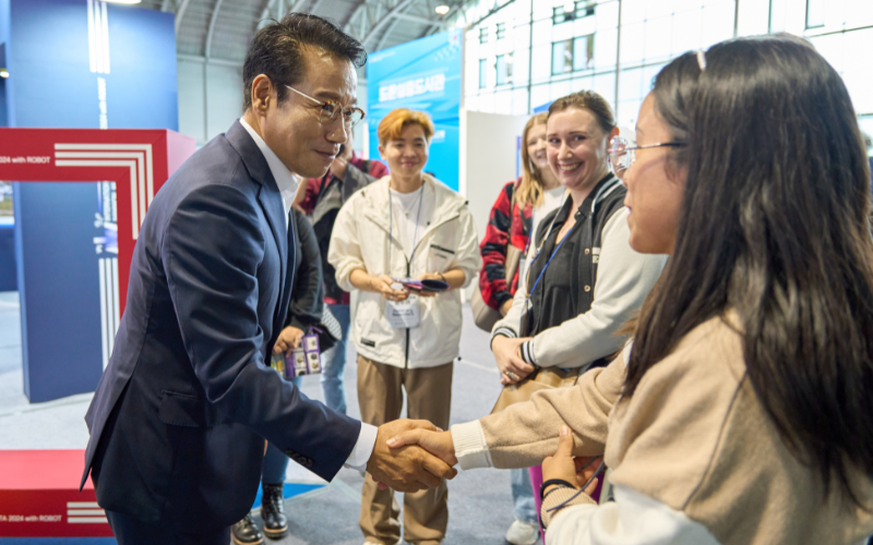 La reportera honoraria Laura López Velázquez se encuentra saludando al alcalde Choi Kyung-sik en la Fiesta Internacional de Drones con Robots 2024, que tuvo lugar en Namwon.