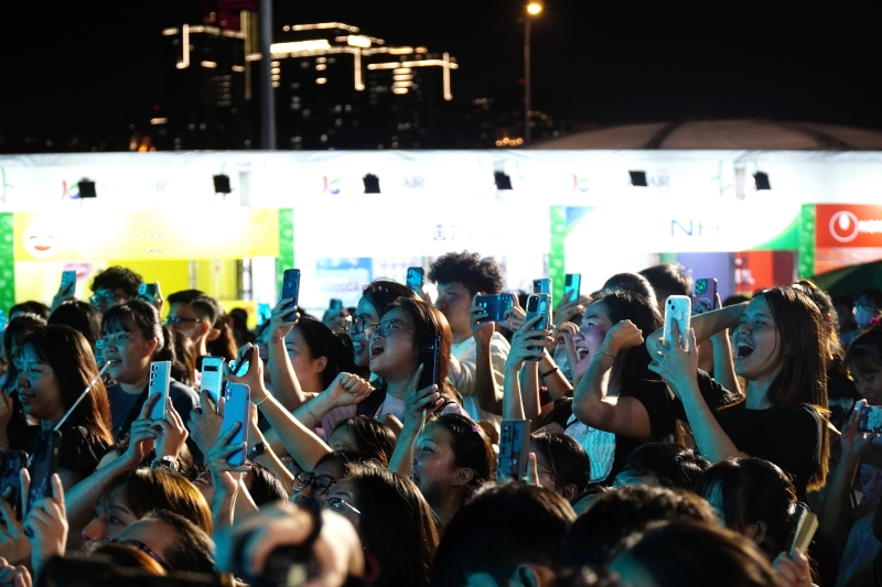 Đông đảo người tham dự “K-Food Fair 2024” (Lễ hội ẩm thực Hàn Quốc 2024), vừa được trải nghiệm ẩm thực vừa thưởng thức “bữa tiệc âm nhạc” hoành tráng. (Ảnh: Lê Thị Yến)