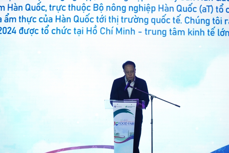 Ông Cho Sung Bae, Trưởng văn phòng đại diện Tổng công ty Phân phối Nông thủy sản và Thực phẩm Hàn Quốc (aT) tại TP.HCM đã phát biểu tại “K-Food Fair 2024” (Lễ hội ẩm thực Hàn Quốc 2024) diễn ra ở Công Viên Bờ Sông Sài Gòn, TP. HCM. (Ảnh: Lê Thị Yến)