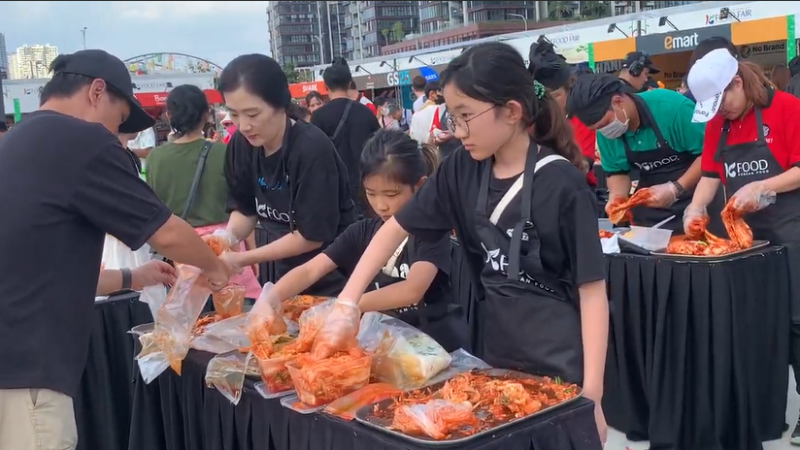 Trải nghiệm muối Kimchi nhận được sự hưởng ứng nhiệt tình của thực khách. (Ảnh: Lê Thị Yến)