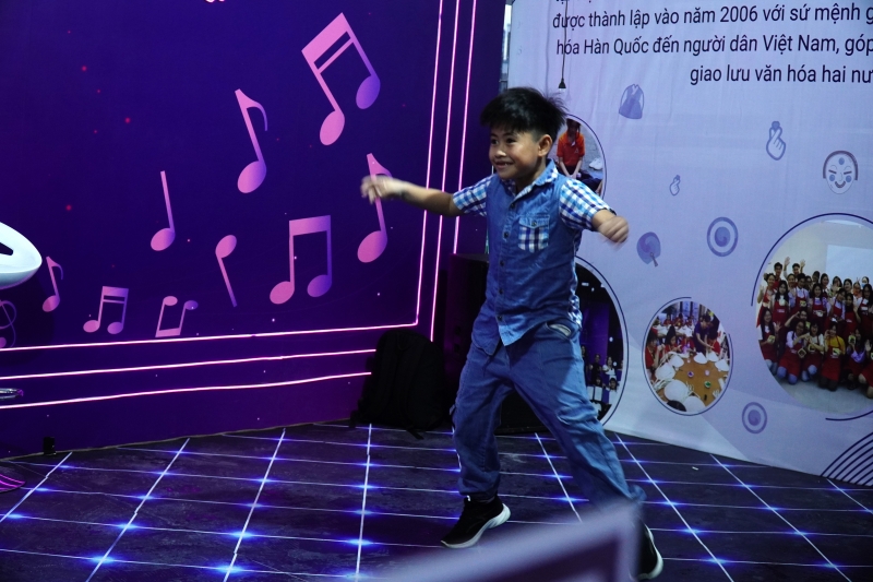Thí sinh nhí đang biểu diễn bài nhảy K-dance ngẫu hứng của mình. (Ảnh: Lê Thị Yến)