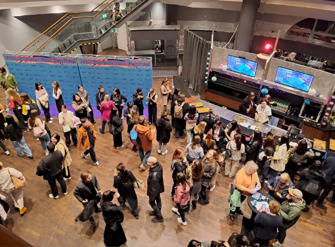 Gäste des 13. Korean Film Festivals im Foyer des Kinos.