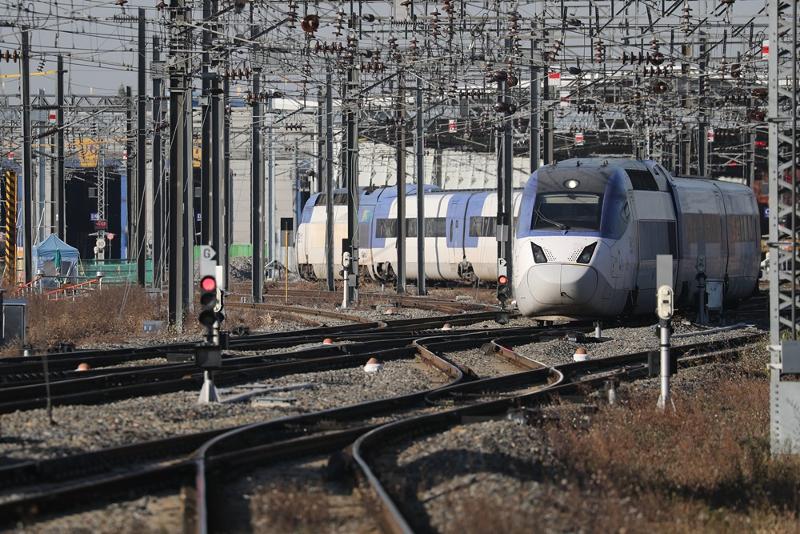 ソウル市内を通過する列車＝聯合ニュース
