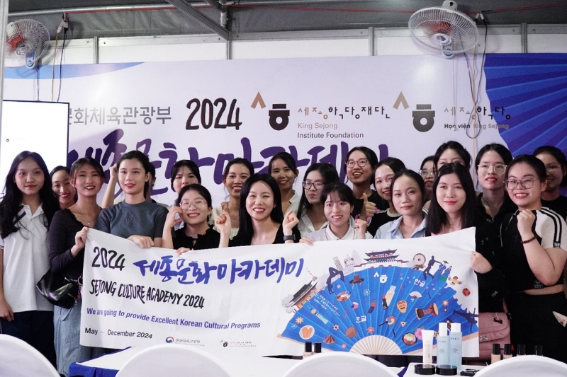 Buổi học văn hóa với chủ đề K-beauty đã tổ chức vào ngày 21/10/2024 thu hút rất nhiều các bạn trẻ yêu thích văn hóa Hàn Quốc. (Ảnh: Phan Thị Thu Đào)