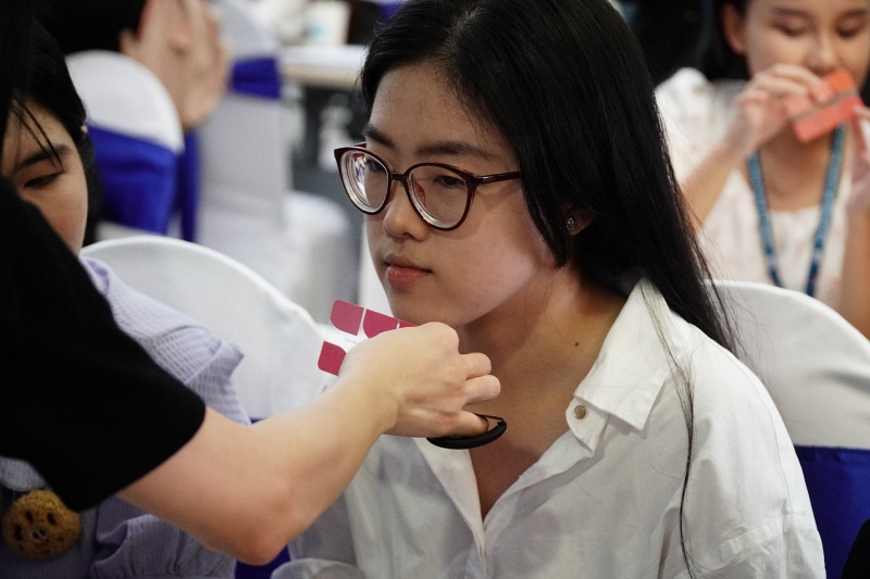 Cô Seo tỉ mỉ tư vấn màu son môi phù hợp cho từng người. (Ảnh: Phan Thị Thu Đào)